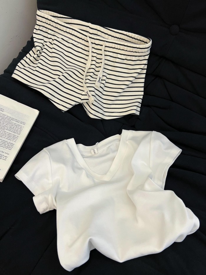 Phong cách đơn giản màu trắng slim fit ngắn tay áo thun nữ mùa hè mới hot girl quần short sọc