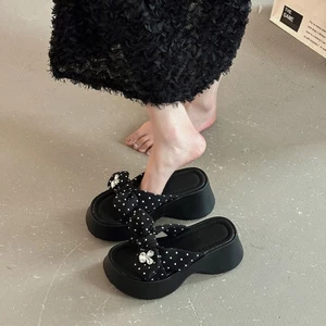 Dép đế bệt chấm bi cho nữ khi đi chơi mùa hè, sandal đế dày tôn lên khí chất mùa hè