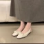 Giày sandal mũi nhọn chấm bi nhẹ nhàng đế dày có mũi nhọn cho nữ mùa hè dây đeo lưng thoải mái với