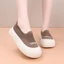Feiwei Baotou Đế Dày Rỗng Lưới Thoáng Khí Giày Nữ Thời Trang Mùa Hè Giày Slip-on Tăng Chiều Cao Già