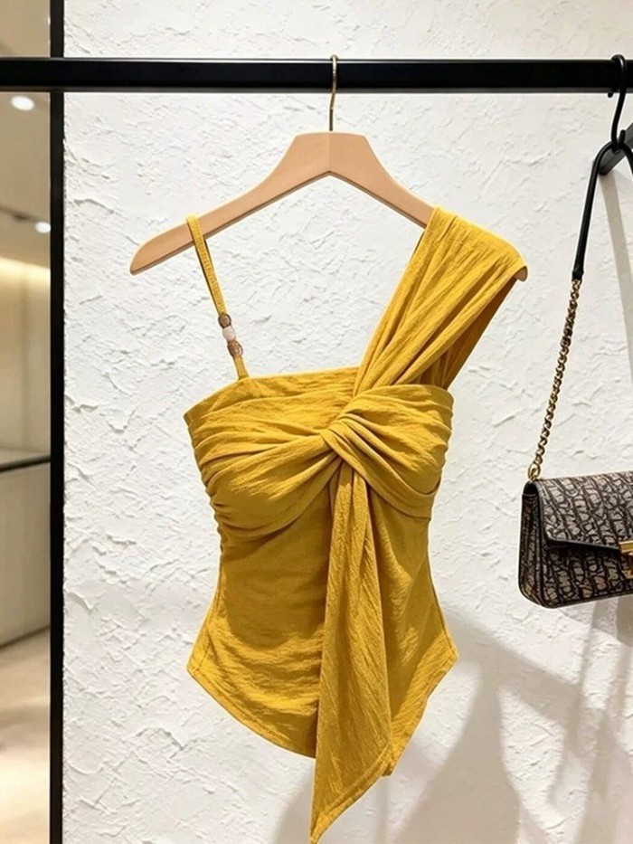 Thiết kế yếm không đều, áo không tay độc đáo để mặc mùa hè
