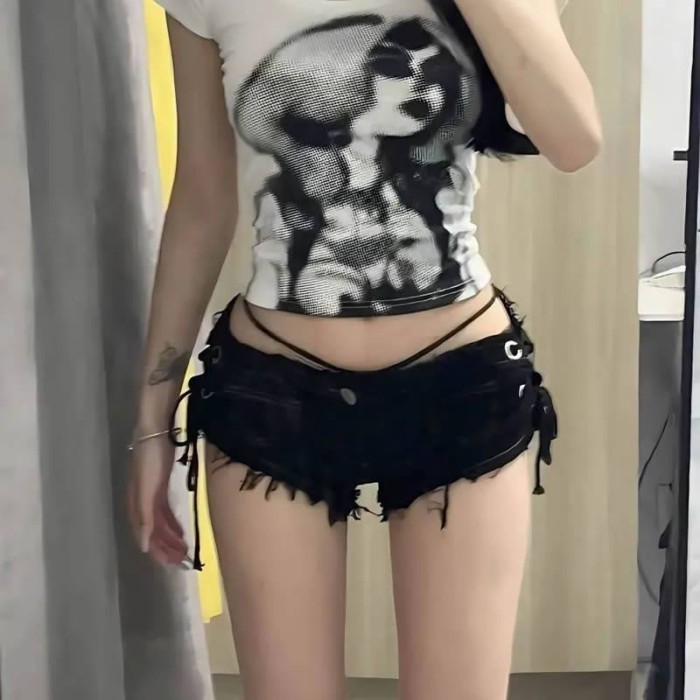 Quần short denim cạp thấp màu đỏ hồng phong cách Millennial cho nữ dây đai bó sát sờn quần nó
