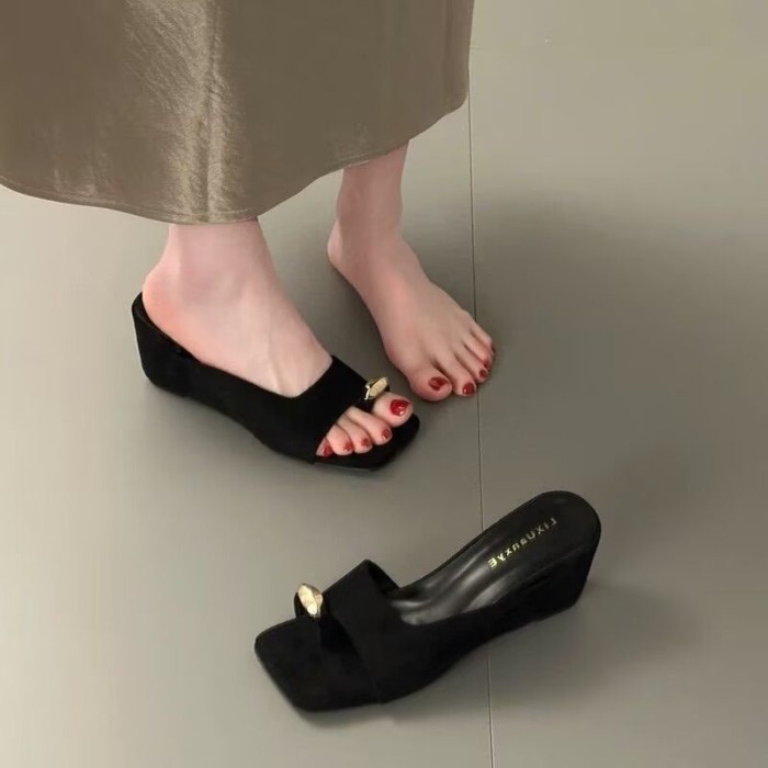Dép xỏ ngón khóa kim loại tăng chiều cao 7cm phong cách mùa hè cho nữ mặc ngoài mũi vuông đế nêm da