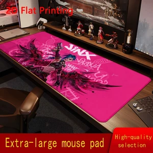 1 Tấm lót chuột theo chủ đề Jinx, có nghệ thuật Graffiti đậm nét và nền màu hồng rực rỡ, lý tưởng cho game thủ, văn phòng hoặc trang trí bàn làm việc