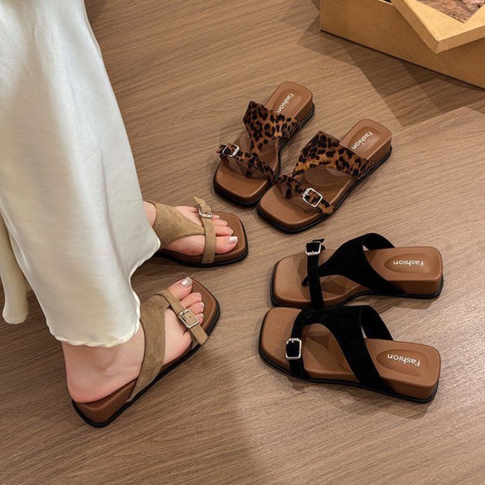 đôi dép xỏ ngón đế dày đế dày cho nữ mùa hè mũi vuông kiểu Pháp mới với váy sandal La Mã