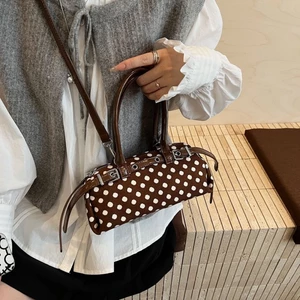 hot girl Nhật Bản, Hàn Quốc phá cách với túi baguette in họa tiết chấm bi, túi đeo vai hình chữ