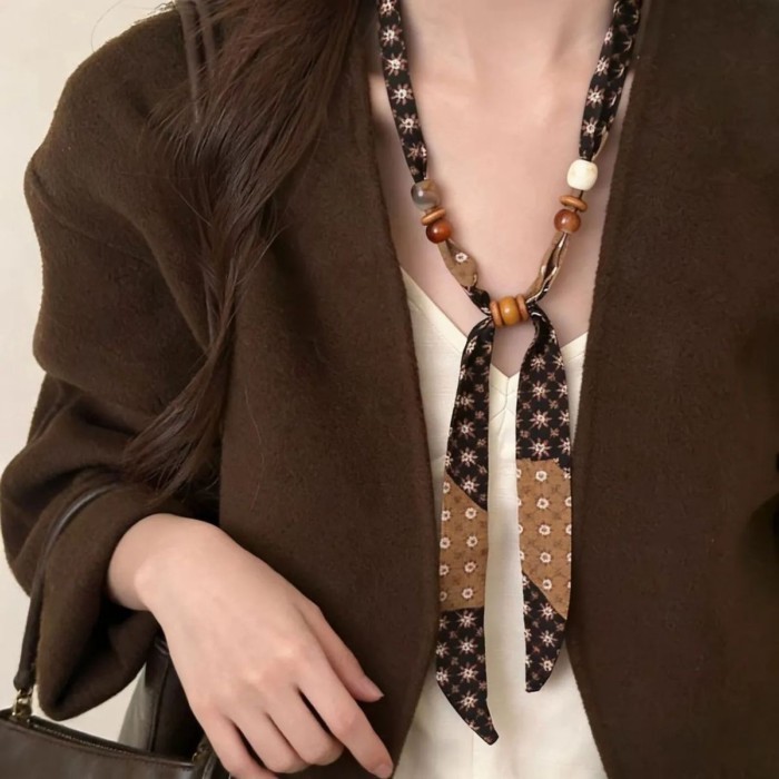 khăn lụa cổ điển phong cách retro thời trang cho nữ, áo sơ mi hoa điều kèm khăn, vòng cổ đính cườ