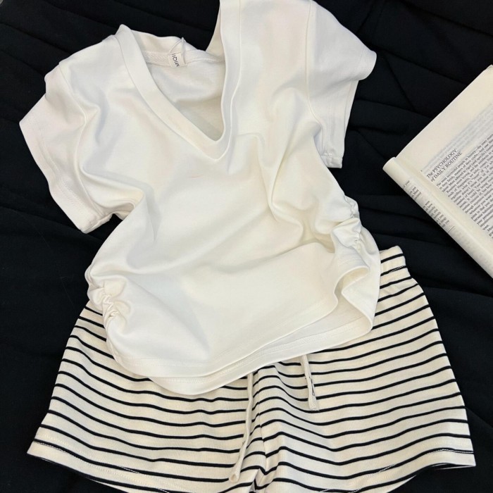 Phong cách đơn giản màu trắng slim fit ngắn tay áo thun nữ mùa hè mới hot girl quần short sọc