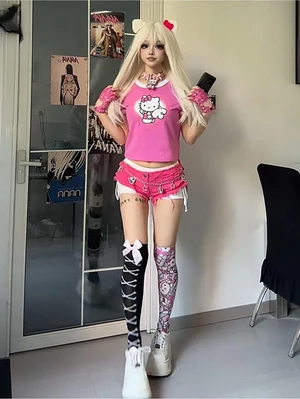 Quần short denim cạp thấp màu đỏ hồng phong cách Millennial cho nữ dây đai bó sát sờn quần nó