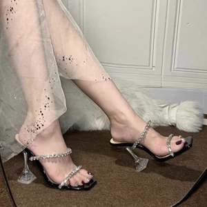 đôi sandal nhỏ nhắn phong cách cổ tích cho nữ mang, đính kim cương trong suốt, quai một mảnh với
