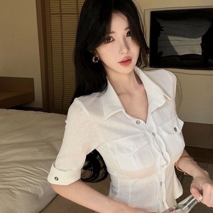Áo sơ mi công sở đa năng cổ polo trắng, một hàng khuy, thời trang và dáng ôm, áo đơn giản để mặc bê