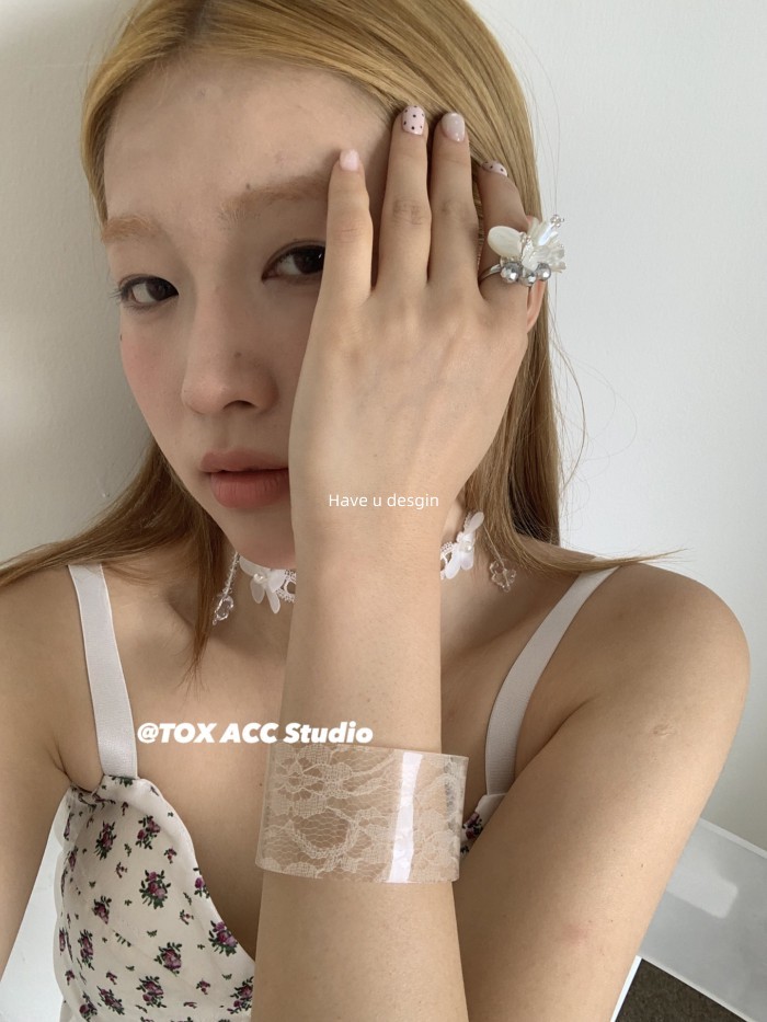 Có bạn desgin
 Thiết kế Sense Phong cách Hàn Quốc Vòng tay Acrylic in ren tinh tế Vòng tay mở