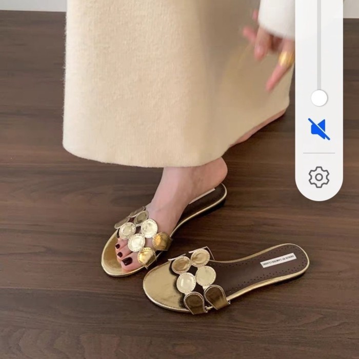 dép đế bằng thiết kế thích hợp cho nữ, dép vàng phong cách nghỉ hè cho nữ, giày đi biển để mặc b