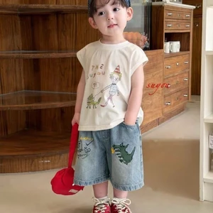 bộ đồ bé trai mùa hè mới dành cho trẻ nhỏ và vừa, bé, áo vest in hình khủng long và quần jean mặ