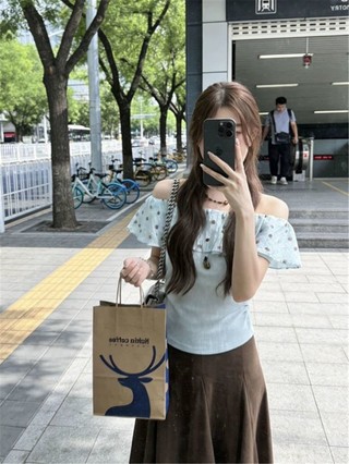 Áo thun ngắn tay nhún vai xanh chấm bi phong cách Hàn Quốc dành cho nữ mùa hè độc đáo và sang tr