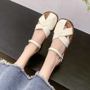 Dép mũi nhọn vàng Pháp dành cho nữ, mùa hè mới mặc ngoài Giày sandal La Mã đế bằng màu bạc