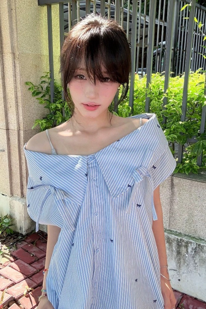 Áo sơ mi sọc xanh nữ thắt nơ một vai tay ngắn thiết kế cổ điển áo trễ vai