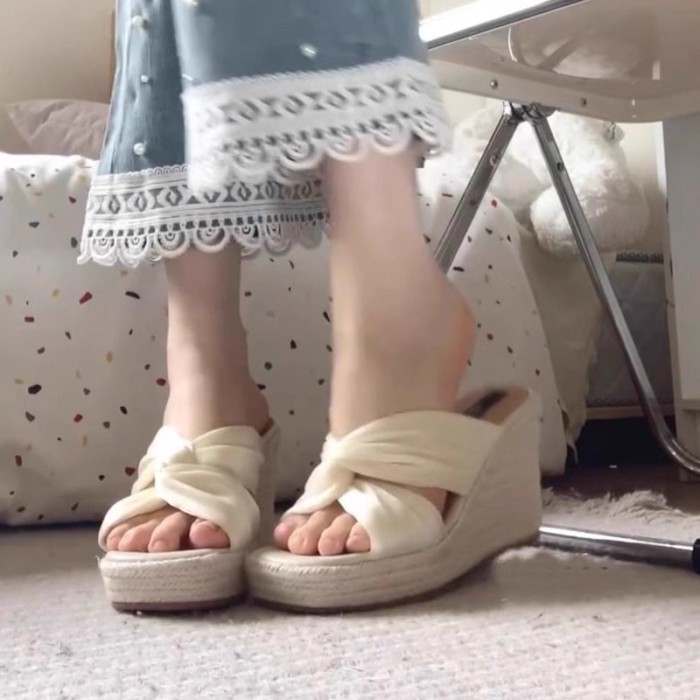Đẹp Rơm Nêm La Mã Giày Sandal Nữ 2026 Mùa Hè Mới Áo Khoác Ngoài Tăng Đế Dày Dép Cao Gót