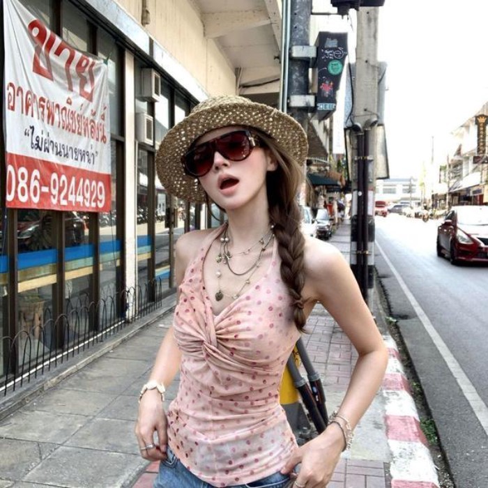 vải cổ chữ V chấm bi màu tương phản xoắn dây treo áo nữ không tay màu hồng