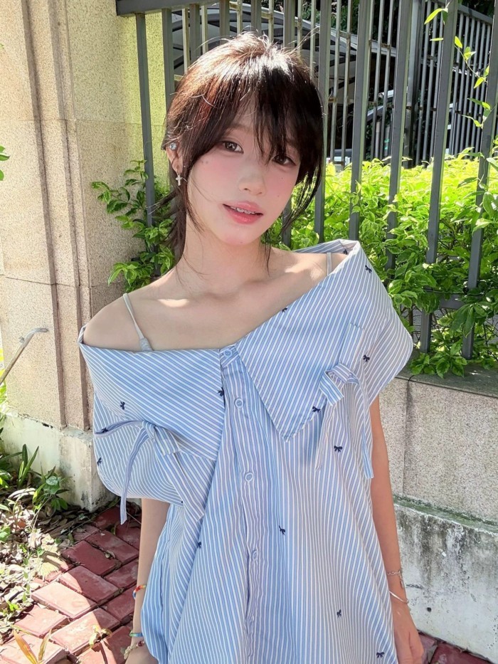 Áo sơ mi sọc xanh nữ thắt nơ một vai tay ngắn thiết kế cổ điển áo trễ vai