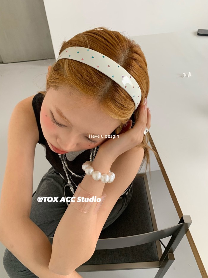 Có bạn desgin
 Thiết kế Sense Phong cách Hàn Quốc Vòng tay Acrylic in ren tinh tế Vòng tay mở