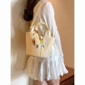 Túi Niffle Bucket Túi xách nữ màu vàng nhạt Xuân Hè Túi Messenger một vai siêu hot Túi kiểu dáng