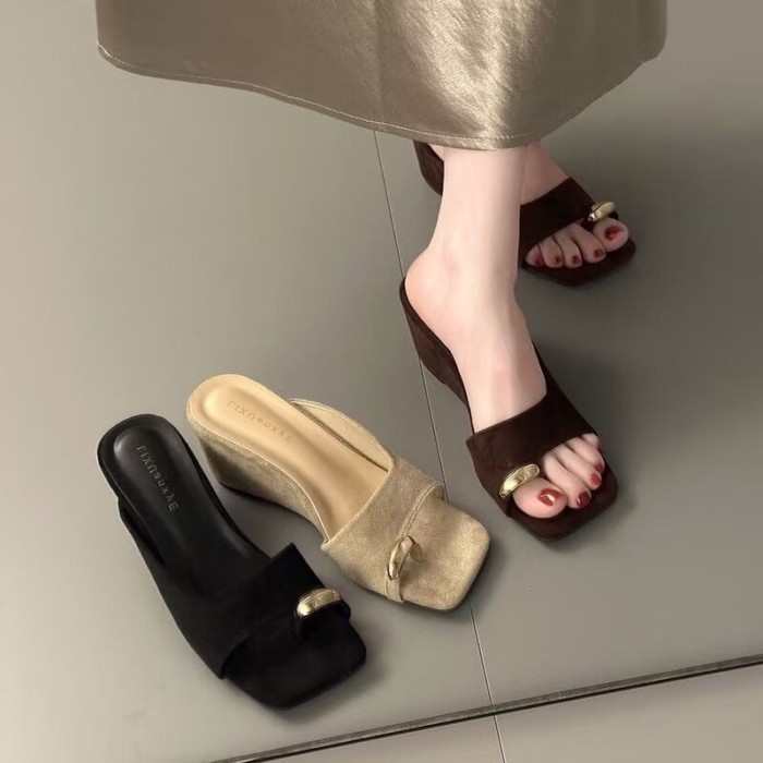 Dép xỏ ngón khóa kim loại tăng chiều cao 7cm phong cách mùa hè cho nữ mặc ngoài mũi vuông đế nêm da