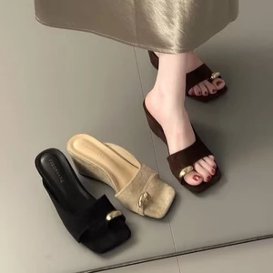 Dép xỏ ngón khóa kim loại tăng chiều cao 7cm phong cách mùa hè cho nữ mặc ngoài mũi vuông đế nêm da