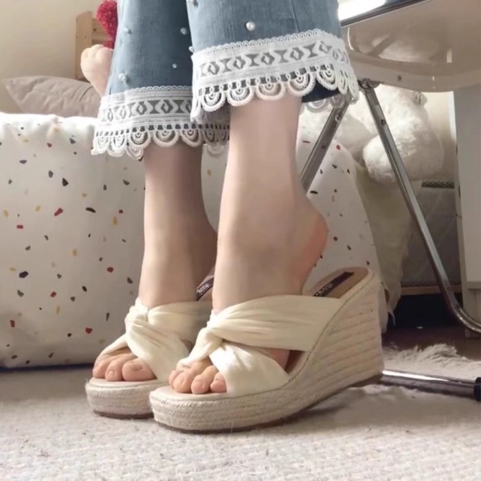 Đẹp Rơm Nêm La Mã Giày Sandal Nữ 2026 Mùa Hè Mới Áo Khoác Ngoài Tăng Đế Dày Dép Cao Gót