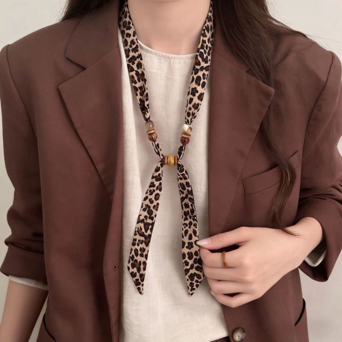 khăn lụa cổ điển phong cách retro thời trang cho nữ, áo sơ mi hoa điều kèm khăn, vòng cổ đính cườ