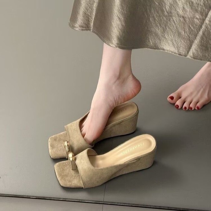 Dép xỏ ngón khóa kim loại tăng chiều cao 7cm phong cách mùa hè cho nữ mặc ngoài mũi vuông đế nêm da