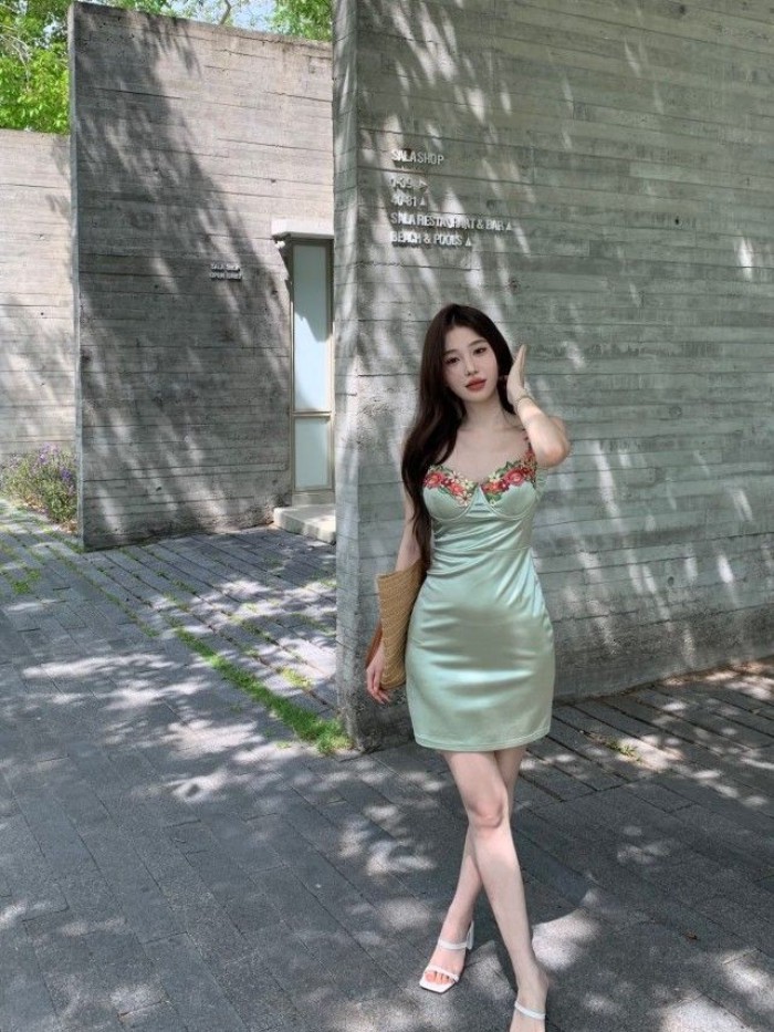 American Hot Girl Green Flower Embroidered Suspender Dress Female Summer Dopamine Waist Slimm