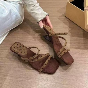 Giày sandal mũi nhọn chấm bi kiểu Pháp cho nữ diện mùa hè, giày cao gót khoe vóc dáng thon gọn, san