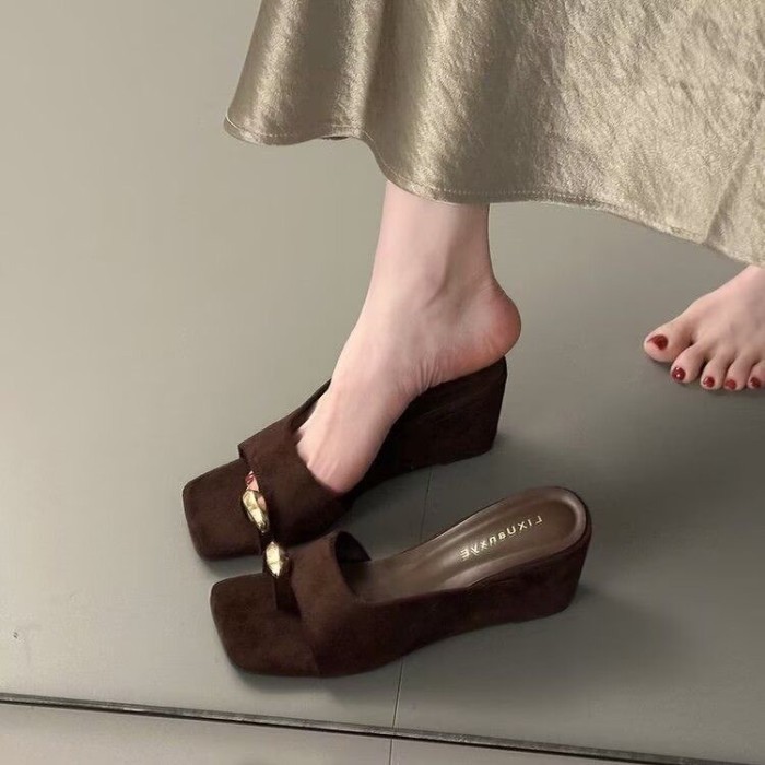 Dép xỏ ngón khóa kim loại tăng chiều cao 7cm phong cách mùa hè cho nữ mặc ngoài mũi vuông đế nêm da