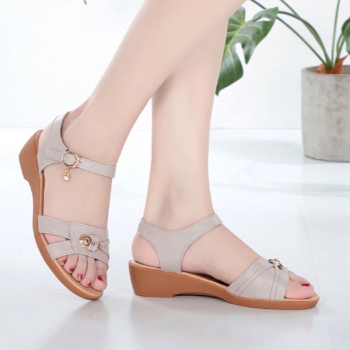 Giày Xăng Đan Nữ Mùa Hè Phong Cách Mới Da Thật Mềm Nêm Đế Bằng Thoải Mái Trung Niên Chống Trơn T