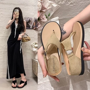 Dép xỏ ngón đế dày bên trong đế nêm cao cấp cho nữ mang ra ngoài vào mùa hè mà không bị mỏi chân.