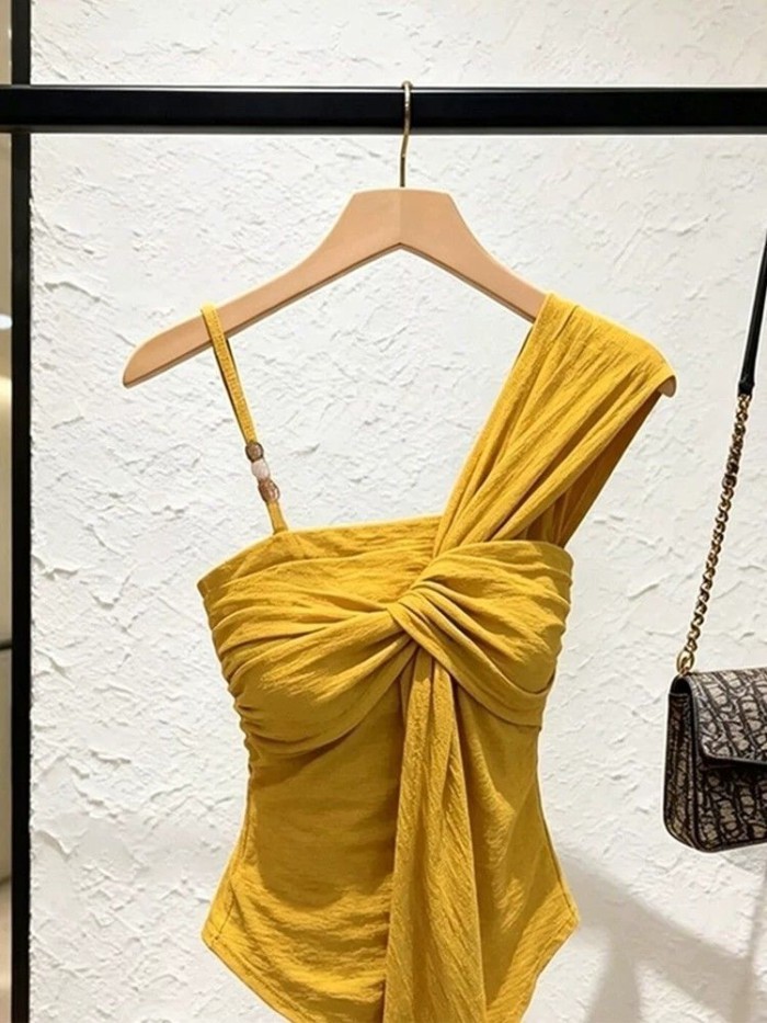 Thiết kế yếm không đều, áo không tay độc đáo để mặc mùa hè