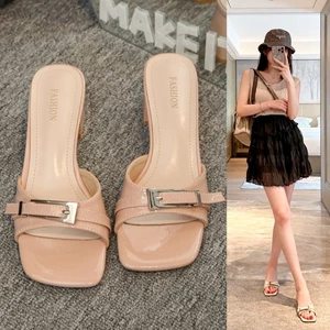 Giày sandal cao gót mũi vuông màu đen hở mũi bằng da sáng chế dành cho nữ