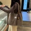 Màu Nâu Retro Mùa Thu Đông Nhung Tote Túi Đeo Vai Dung Tích Lớn Tính Khí Đơn Giản Phong Cách
