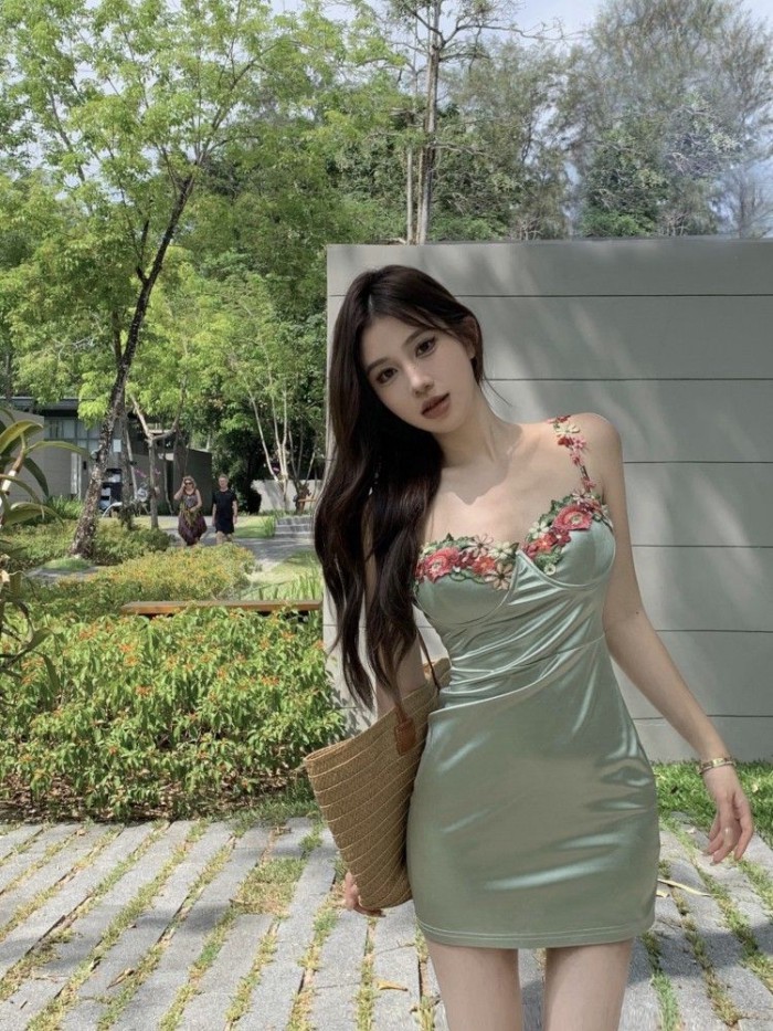 American Hot Girl Green Flower Embroidered Suspender Dress Female Summer Dopamine Waist Slimm