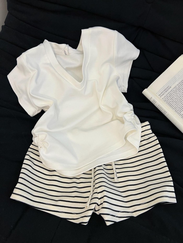 Phong cách đơn giản màu trắng slim fit ngắn tay áo thun nữ mùa hè mới hot girl quần short sọc