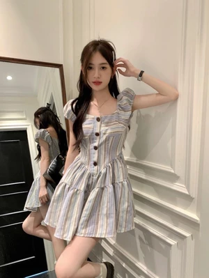 Váy ngắn tay cổ vuông sọc dành cho nữ mùa hè mới thích hợp Váy ngắn cổ điển kiểu Pháp