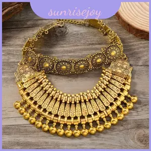 Vòng cổ lấy cảm hứng từ dân tộc truyền thống với kết thúc ngọc lam và trang phục thường ngày chi tiết trang phục cho