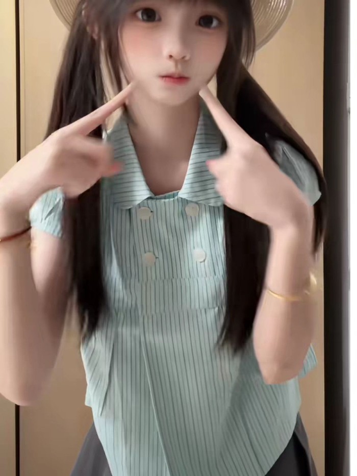 Áo sơ mi sọc tươi mới phong cách Hàn Quốc dành cho nữ cổ áo búp bê đôi ngực thiết kế tay ngắn