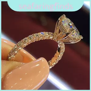 Nhẫn trắng mạ bạc sang trọng và lấp lánh hoàn hảo cho đám cưới và đám cưới