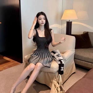 Khí chất eo mới váy treo sọc Pháp dệt kim mỏng mùa hè mới không tay vest mỏng váy ngắn