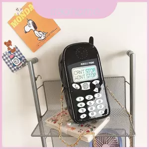 Điện thoại di động hiện đại có dây đeo chéo và phong cách chặn màu
