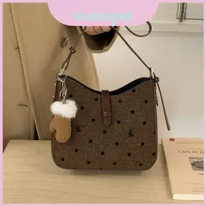 Tote giả da hiện đại có túi bên trong và dây đeo mỏng thông thường khi đi chơi