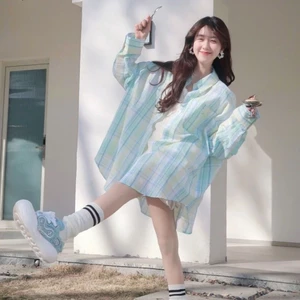 áo sơ mi kẻ sọc xanh chống nắng áo sơ mi nữ thiết kế niche áo sơ mi dáng rộng bên ngoài mặc á