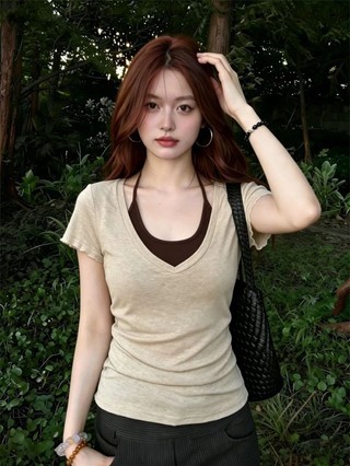 Korean Fake Two-piece Short-sleeved T-shirt For Women In Summer V-neck Slimming Design Niche